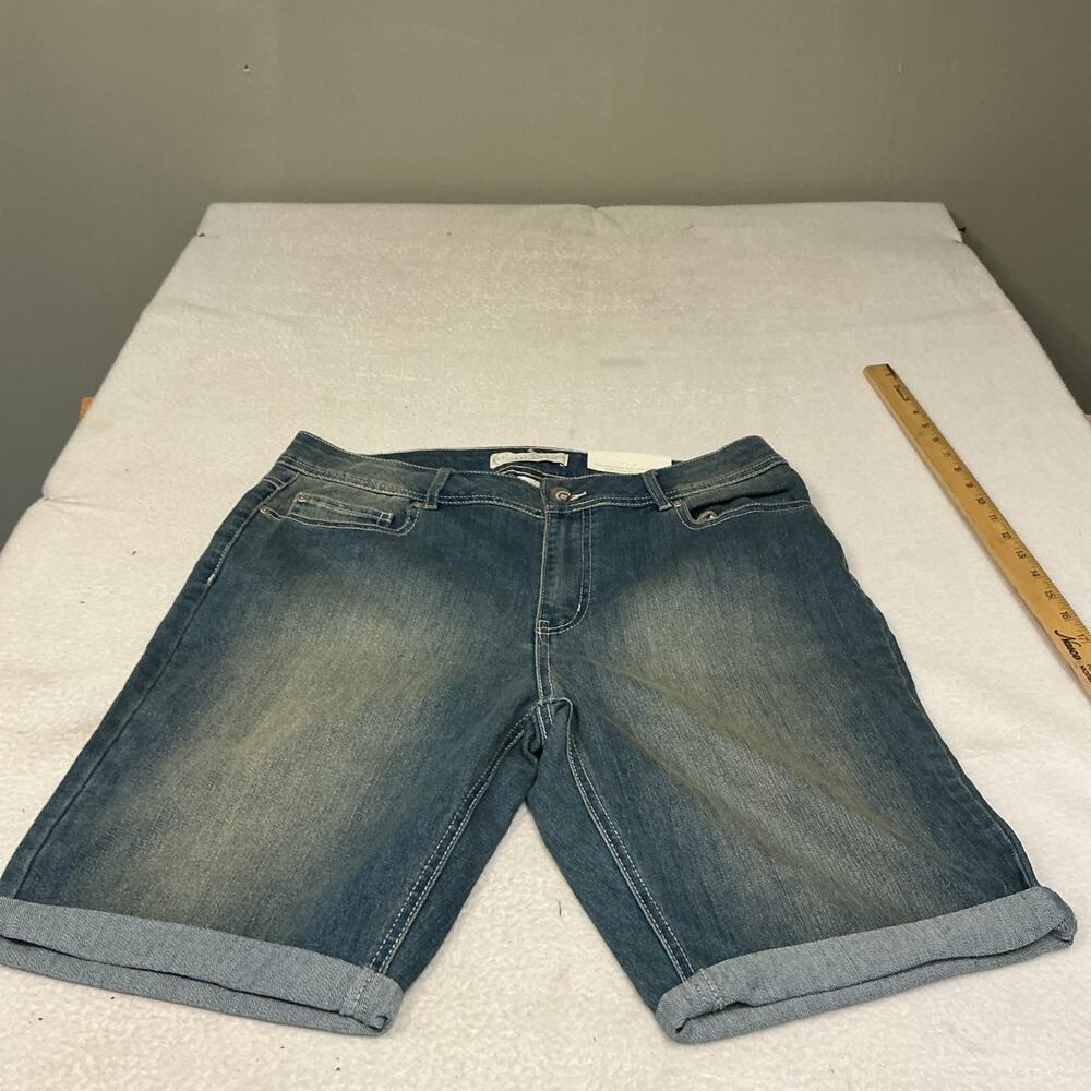 Cato Premium Jean Shorts Women’s Sz 16 W Embellished Pockets Stretch Denim 3521